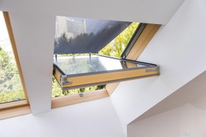 Auch der Wiener Goethehof setzte auf eine Beschattung von FAKRO. Foto: FAKRO Dachflächenfenster GmbH