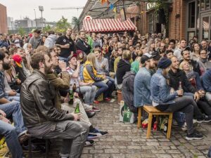 Was hier noch so ordentlich aussieht, wird nach einem etwaigen Tor der Lieblingsmannschaft gehörig durcheinander gewirbelt. Hamburg, Stadtteil St. Pauli, im Jahre 2014. Foto: oepb