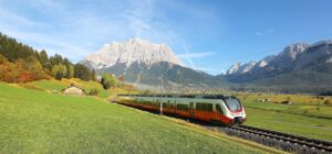 Blick auf den Wilden Kaiser zwischen St. Johann/Tirol und Kitzbühel. 25 moderne Cityjets vom Typ TALENT3 werden ab August 2020 in Tirol unterwegs sein. Foto: ÖBB / Talent3
