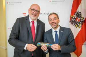  Fortsetzung folgt: Am 18. Juli 2018 haben nun Innenminister Herbert Kickl, BMI (rechts im Bild), und CEO Andreas Matthä, ÖBB Holding, diese erfolgreiche Kooperation verlängert. Foto: BMI / Gerd Pachauer