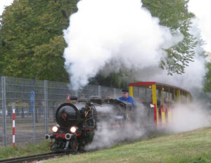 Eine der beiden historischen Dampflokomotiven in voller Fahrt. Foto: Liliputbahn / Durstmüller