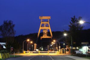 Von der A2 aus gut zu sehen ist die letzte noch aktive Zeche Prosper-Haniel in Bottrop. In diesem Fall die Schachtanlage Franz Haniel 1/2. Foto: Klartext Verlag / Rolf Arno Specht