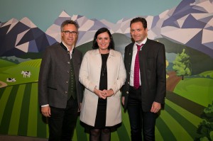 Gruppenbild mit Dame. Bauernbund-Präsident Georg Strasser (links) sowie Bauernbund-Direktor Norbert Totschnig nahmen die Bundesministerin Elisabeth Köstinger in ihre Mitte. Foto: Harald Klemm 