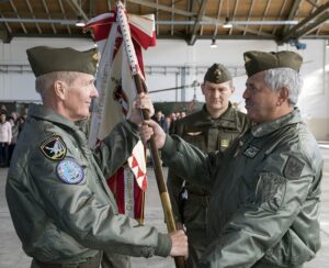 Kommandoübergabe von Brigadier Andreas Putz an Oberst Wolfgang Wagner durch den Kommandanten der Luftstreitkräfte Generalmajor Karl Gruber. Foto: BMLV / Vzlt Gerhard SIMADER