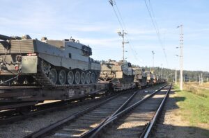 Fertig verladen: 18 Panzer warten auf die Fahrt nach Deutschland. Foto: Harald Mitterhuemer