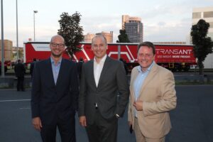 Im Bild von links: voestalpine Steel Divison-Vorstandsmitglied Wolfgang Mitterdorfer mit den Rail Cargo Group Vorständen Clemens Först und Thomas Kargl beim exklusiven Prelaunch des neuen TransANT auf dem voestalpine-Gelände. Foto: voestalpine-RCG / Eder