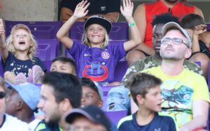 Und auch an die Kleinen, die Freunde, Anhänger, Fans und Gönner von morgen, wird gedacht. Kinderkarten für den Bundesliga-Schlager gegen den LASK gibt es um nur 1 Euro. Foto: FAK