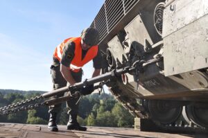 Der 55 Tonnen schwere Panzer wird mit Ketten am Waggon gesichert. Foto: Harald Mitterhuemer