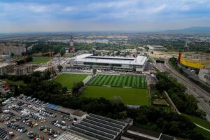 Ein echtes Schmuckkasterl - auch von oben - ist sie geworden. Die Heimstätte der Wiener Austria, die Generali Arena NEU im Sommer 2018. Foto: FAK