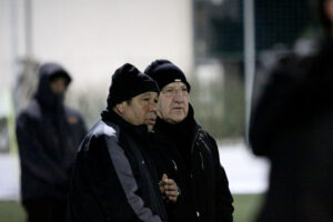 Mit seinem Freund, Mitspieler und späteren Trainer Adolf Blutsch (links) traf man ihn, den Köglberger Heli stets auf den Fußballplätzen im Großraum Linz und Oberösterreich, immer die Augen auf die Jugend gerichtet. Foto: Johann Schornsteiner