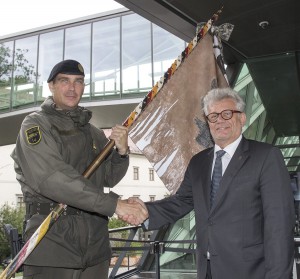Bei der Kranzniederlegung durch den Kommandant des PzB14, Major Jörg Loidolt (links im Bild) und dem Obmann des Hessenbundes, Oberst aD Wolfgang Wieser wurde der gefallenen Soldaten gedacht. Foto: Bundesheer / Simader