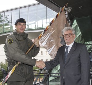 Bei der Kranzniederlegung durch den Kommandant des PzB14, Major Jörg Loidolt (links im Bild) und dem Obmann des Hessenbundes, Oberst aD Wolfgang Wieser wurde der gefallenen Soldaten gedacht. Foto: Bundesheer / Simader 