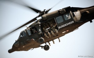 Ein Black Hawk beim Transport von Jagdkommandosoldaten. Foto: Bundesheer / Gorup