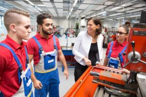 Die neue ÖBB-Lehrwerkstätte ist das größte Ausbildungszentrum Österreichs und hat mit Anfang September 2018 den Betrieb im 10. Wiener Gemeindebezirk aufgenommen. Im Bild Silvia Angelo, Vorstandsdirektorin ÖBB-Infrastruktur AG mit den Fachkräften von morgen. Foto: ÖBB / Andreas Scheiblecker