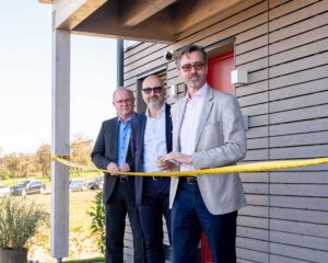 GRIFFNER Geschäftsführer Georg C. Niedersüß (rechts) mit Karl-Heinz Messner und Harald Kurath, zwei GRIFFNER Verkaufsberater und Projektverantwortliche vor Ort (v.l.n.r.) bei der feierlichen Eröffnung des GRIFFNER Musterhauses CLASSIC in St. Stefan ob Stainz. Foto: GRIFFNER