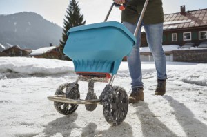 Mit einem Fassungsvermögen von 18 Litern verteilt der GARDENA Streuwagen XL das Streugut wohldosiert auf großen Flächen. Foto: GARDENA