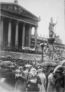 Vor 100 Jahren, am 12. November 1918, erfolgte die Ausrufung der Republik Deutschösterreich vor dem Parlament in Wien. Unser aller heute bekanntes und geliebtes Österreich ward damit geboren. Foto: ÖNB