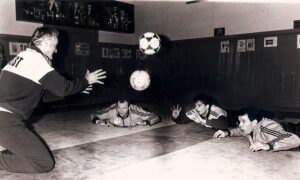 Albin Köstenbauer (links) verlegte ob der gestrengen Winter-Monate Februar und März 1986 - damals froren sogar Teile der Donau zu - das Torhüter-Training kurzerhand in den Hüttenwerkersaal. Erwin Fuchsbichler (2.v.l.), als auch Emil Samrykit und Max Eisenköck bei der Frühjahrs-Vorbereitung. Foto: oepb