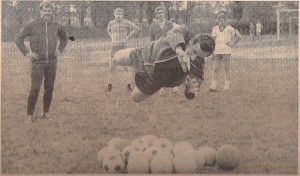 1er-Keeper Helmut Kitzmüller (links) beobachtet die Parade des vermeintlichen 2er-Torhüters, der Neu-Erwerbung Albin Köstenbauer. Hier bei einem SK VÖEST Linz-Training am Werksportplatz im Juli 1969. Foto: oepb