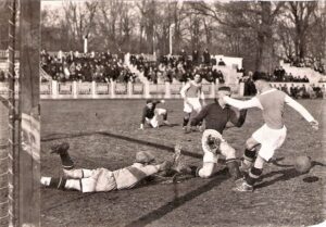 Die Austria am Weg zum SC Ostmark. Hier eine Spielszene aus den späten 1930er Jahren am WAC-Platz im Wiener Prater. Der Schuss von Josef Molzer (Austria), ganz rechts wird vom Wiener AC-Keeper und dessen Verteidigung geblockt. Foto: oepb