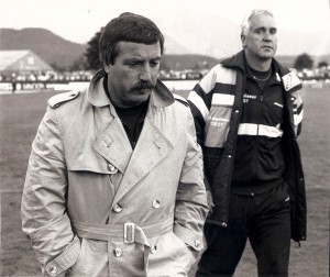 Versteinerte Gesichter im Juni 1988 in Klagenfurt. Der SK VÖEST Linz ist nicht mehr im Oberhaus vertreten. Trainer Johann "Janos" Kondert (links), als auch Albin Köstenbauer nach der 0 : 3-Pleite im entscheidenden Spiel. Foto: oepb