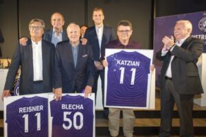 Tosender Abschieds-Applaus begleitete gestern Abend zwei große, jedoch scheidende, FAK-Funktionäre. Von links: Rudolf Reisner, Herbert Prohaska, Karl Blecha, Alexander Grünwald, Wolfgang Katzian, sowie Michael Häupl. Foto: Markus Reitler