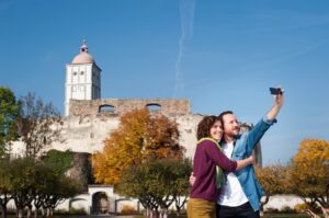 Ein Selfie mit Blick auf die Schallaburg im herrlich bunten Schlossgarten in Ehren, kann wohl niemand verwehren. Foto: Martina Siebenhandl