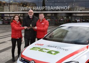 Passend zum ersten Geburtstag von Rail&Drive kommen vier neue Standorte in drei Bundesländern mit insgesamt 36 zusätzlichen Fahrzeugen. Mit den Rail&Drive Autos bieten die ÖBB noch mehr individuelle Mobilität für die letzte Meile und legen den Fokus dabei auf E-Mobilität. Bildmitte: Andreas Matthä, CEO ÖBB-Holding AG. Foto: Robert Deopito