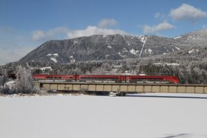 Um die dringend nötig gewordenen Klimaziele in Österreich auch wirklich zu erreichen, ist der Umstieg vom PKW auf die Bahn ein absolutes "Must" und stellt ein "Gebot der Stunde" dar! Foto: ÖBB / Posch