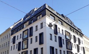 Blick auf ein Zinshaus zu Wien-Margareten mit mehr Tageslicht. Foto: FAKRO / Rustler Gruppe 