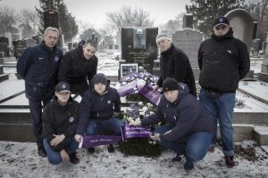 Im Bild von links: FAK-Museums-Kurator Gerhard Kaltenbeck, FAK-AG-Vorstand Mag. Markus Kraetschmer und FAK-Legendenklub-Präsident Felix Gasselich, sowie eine Fan-Abordnung der "Viola Fanatics" am Grab Matthias Sindelars. Foto 1 und 2: Bildagentur Zolles