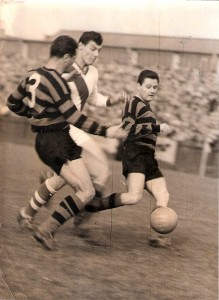 Horst Nemec (Bildmitte, helle Dress) trat am 17. September 1960 als dreifacher Torschütze auf der Simmeringer Had in Erscheinung. Aus 1. Simmeringer SC gegen FK Austria Wien (0 : 3). Foto: privat/oepb