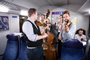 Finissage im Kunst-Zug T.R.A.M. Für viel Schwung und musikalische Unterhaltung sorgte die Gruppe Urband. Foto: ÖBB / Andreas Scheiblecker
