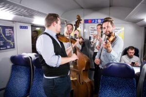 Finissage im Kunst­-Zug T.R.A.M. Für viel Schwung und musikalische Unterhaltung sorgte die Gruppe Urband. Foto: ÖBB / Andreas Scheiblecker