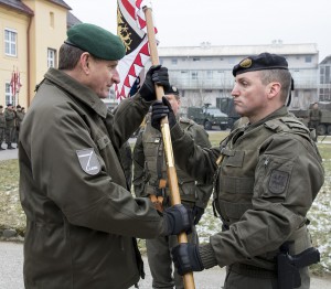 Generalleutnant Reißner (links) übergibt mit der Standarte der 4. Panzergrenadierbrigade das Kommando sichtbar an Brigadier Schier. Foto: Bundesheer / Simader