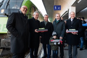 Von links: Andreas Matthä, Vorstandsvorsitzender ÖBB-Holding AG; Alexander Van der Bellen, Bundespräsident; Norbert Hofer, Bundesminister für Verkehr, Innovation und Technologie; Noah; Josef Plank, Generalsekretär des BMNT; Clemens Först, Vorstandssprecher ÖBB Rail Cargo Group. Foto: ÖBB / David Payr
