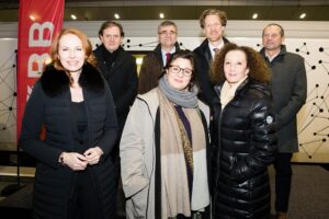 Gruppenfoto (von links) mit Michaela Huber (Vorständin ÖBB-Personenverkehr), Patrik Horny (Stv. Vorstandsvorsitzender der ZSSK), Peter Mišik (slowakischer Botschafter in Wien), Veronica Kaup-Hasler (Wiener Wissenschafts- und Kulturstadträtin), Helfried Carl (österreichischer Botschafter in Pressburg), Konstanze Breitebner (Schauspielerin und Drehbuchautorin), Karol Martinček, (Vorstandsmitglied und CBO [Chief Business Officer] der ZSSK). Foto: ÖBB / Andreas Scheiblecker