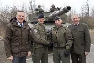 Von links: Verteidigungsminister Kunasek, Oberst dG Fuchs, Brigadier Schier und Landtagspräsident Viktor Sigl vor einem Kampfpanzer Leopard. Foto: Bundesheer / Simader