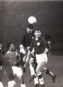 Horst Nemec überspringt wuchtig seinen Vereins-Kollegen Ernst Ocwirk beim Kopfball. Aus FK Austria Wien gegen Benfica Lissabon (1 : 1) vom 31. Oktober 1961 vor 80.000 !!! Zuschauern im Wiener Praterstadion. Foto: privat/oepb