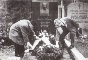 ... so wie auch im Jahre 1963 aus Anlass des 60. Geburtstages von Matthias Sindelar dies der damalige Austria-Präsident MedRat Dr. Emanuel Schwarz (links) und Austria-Sekretär Norbert Lopper getan hatten. Foto: Lopper / oepb