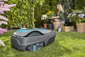 GARDENA smart SILENO übernimmt das Rasenmähen und schenkt so viele Stunden entspannte Freizeit. Foto: GARDENA