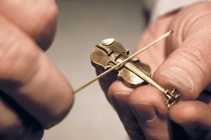 Spielbares Meisterstück: Goldene Miniaturgeige im Maßstab 1:6. Goldschmiedermeister Wilhelm Hadler. Foto: kulturundwein.com