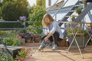 Der neue GARDENA Outdoor Handsauger EasyClean Li ist die Lösung für die Reinigung im Außenbereich. Er kann feine Partikel, wie Pollen oder Staub genauso mühelos aufnehmen wie feuchte Erde und ist daher ein wahres Multitalent für Garten, Hof und Hobby. Foto: GARDENA