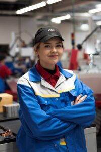 Anja Granitz steht im 1. Lehrjahr Elektrotechnik- Anlagen und Betriebstechnik Foto: Emily Müllner. Privat ist sie begeisterte Kino-Geherin und liebt alte Filme, Horrorfilme, und science fiction. Mehr Infos unter: https://blog.oebb.at/lehrling/