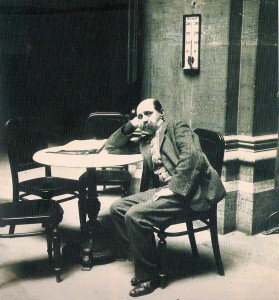 Der 48-jährige Peter Altenberg im Jahre 1907 in seinem Wohnzimmer, dem Cafe Central in Wien. Foto: Sammlung oepb