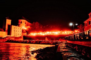 Die Nacht wurde von der ³Szene Steyr² zum Tag gemacht. Die Feierlichkeiten des 100. Geburtstages ihres SK Vorwärts Steyr wurden am Samstag, 13. April 2019 gegen Mitternacht mit dieser Pyroshow eingeläutet. Foto: Szene Steyr / oepb