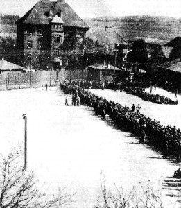 Blick auf den Appellplatz samt Lagerausgang. Man erkennt die Zaunanlage, die die Wohnbereiche von den Häftlingsbereichen abtrennte. Foto: Archiv/PiB3/Stadtarchiv Melk