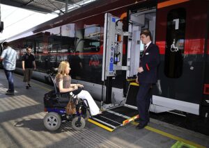 Menschen mit Behinderungen arbeiten an der Entwicklung neuer Fernverkehrszüge mit. Foto: ÖBB / Deopito