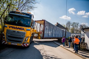 ... um knapp vor dem Ziel in Wieselburg im niederösterreichischen Mostviertel beinahe zu scheitern. Doch der Gartenzaun als Hindernis konnte rasch aus dem Weg geräumt werden. Beide Fotos: Innovametall