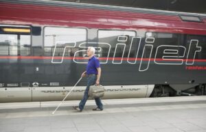 Die Zahl an älteren Menschen sowie jenen mit Sehschwächen wächst ständig. Das bedeutet, dass auch die Anforderungen an Informationssysteme wie z.B. Monitore oder Wegeleitung ständig ansteigen. Foto: ÖBB / Eisenberger